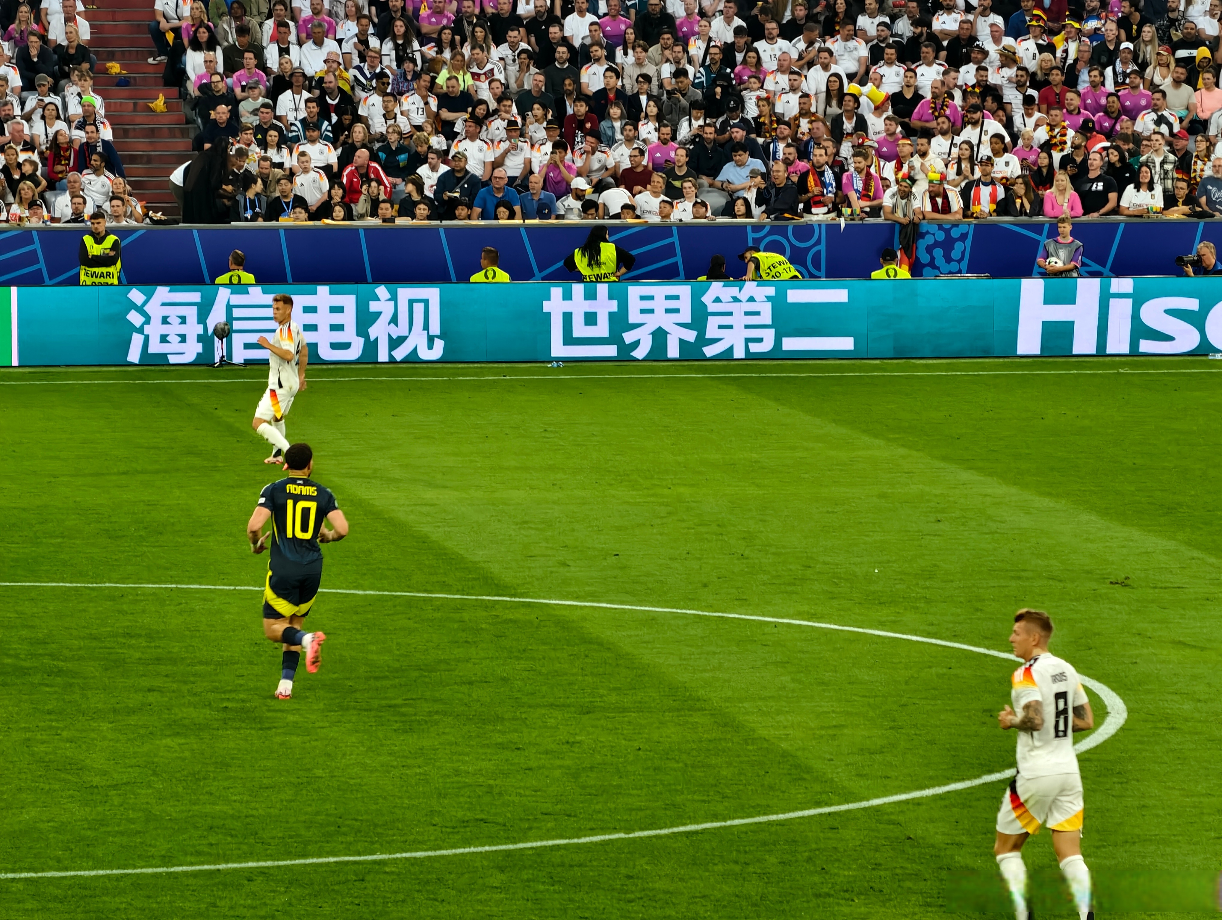 一轮比赛打响，吸引无数球迷驻足观看