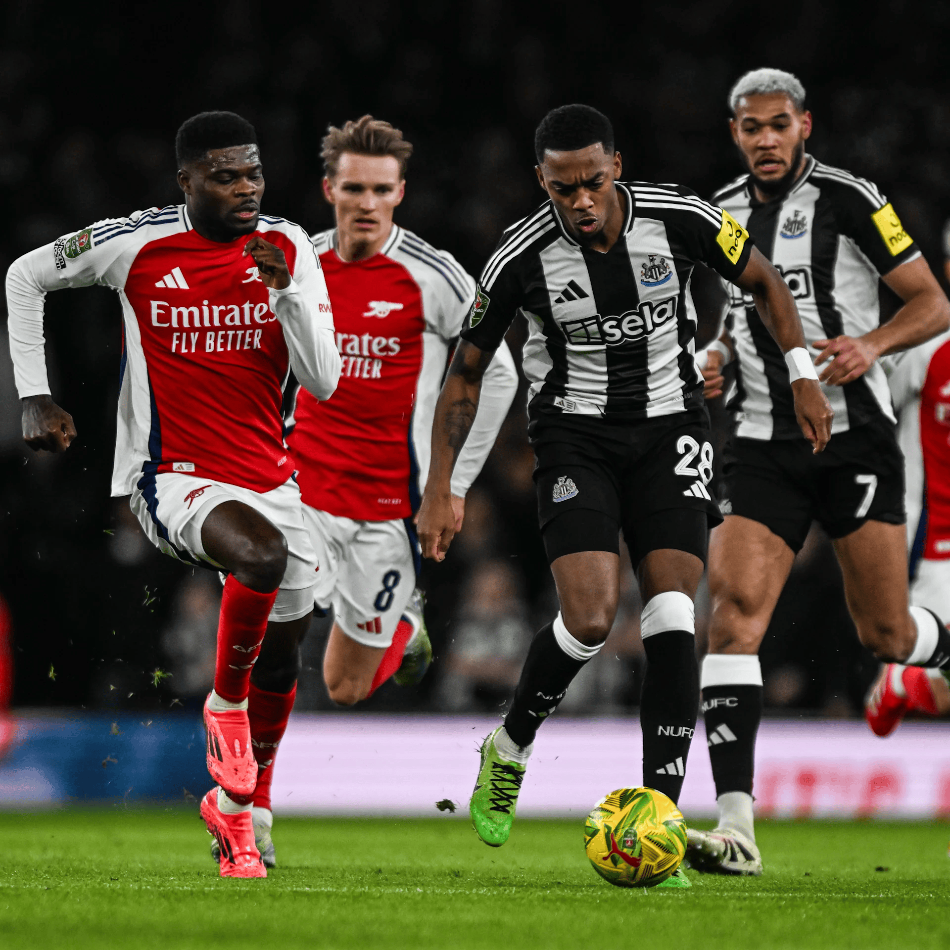 包含阿森纳主场击败狼队，紧咬积分榜前四的词条