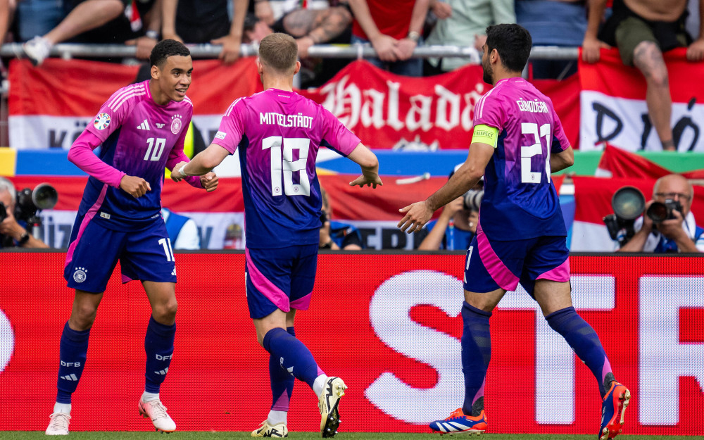 比利时队与捷克队一决雌雄：欧洲杯分组赛备战