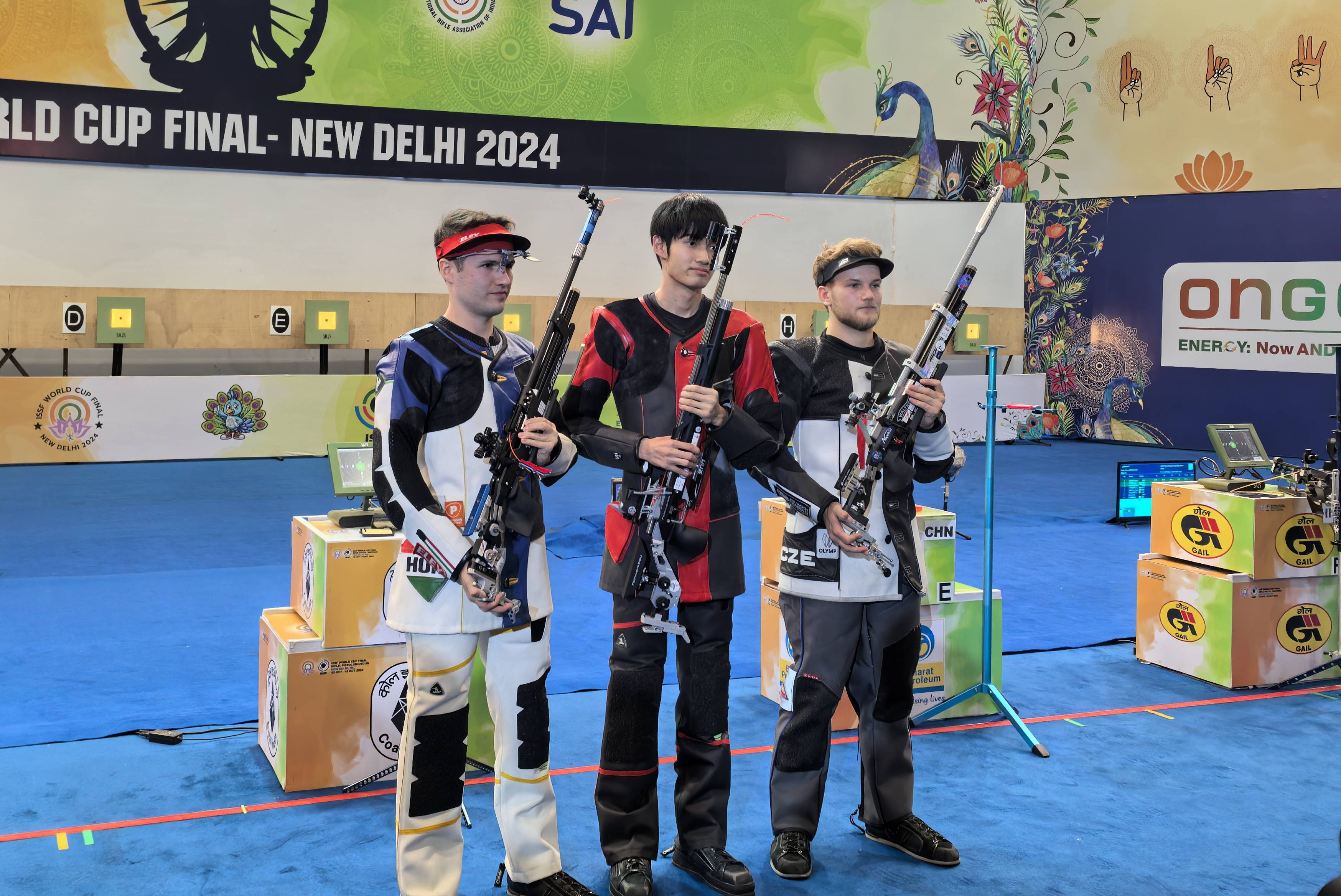 包含加拿大代表团在射击比赛中夺得银牌，表现优异的词条