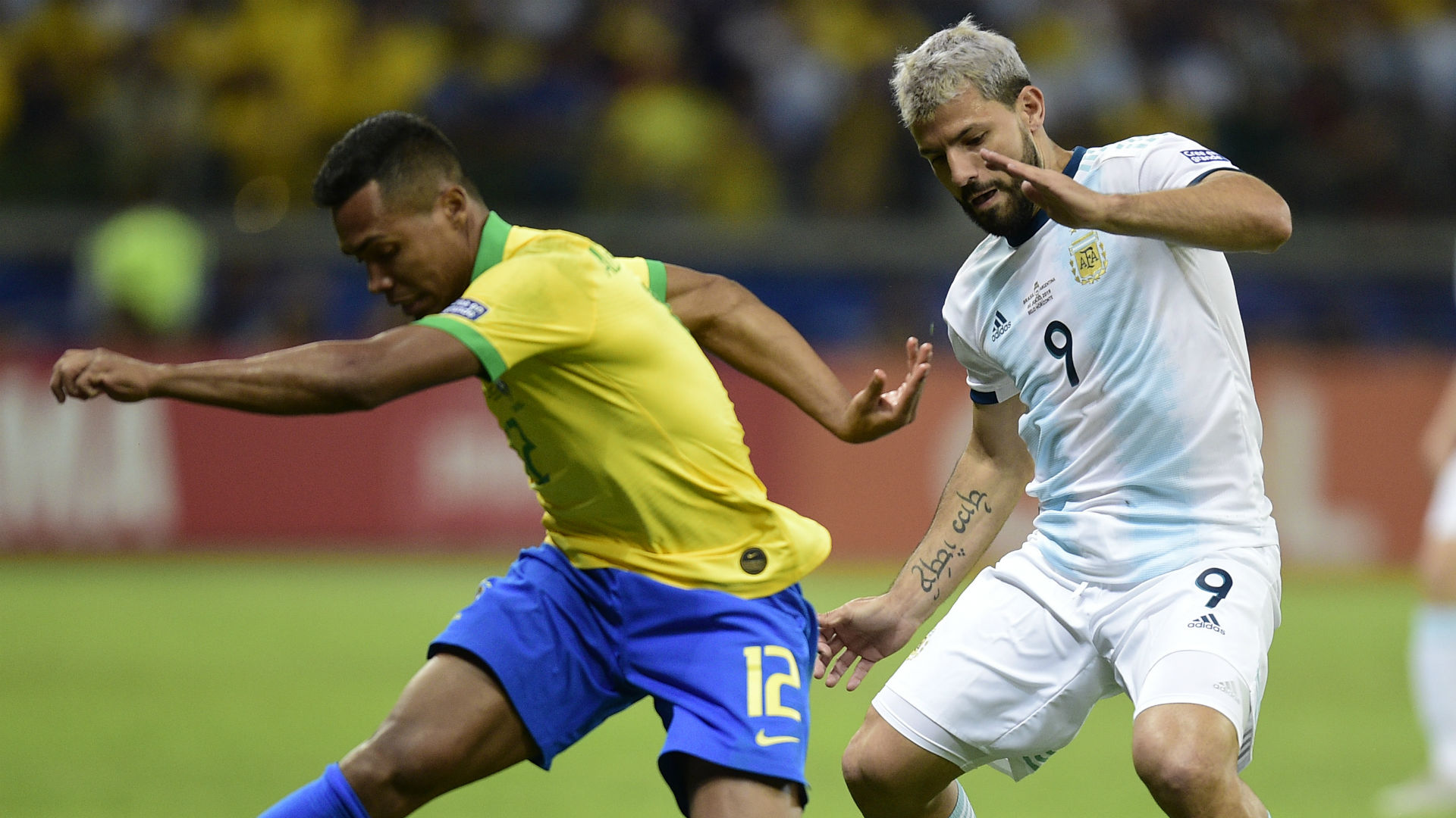 阿根廷抗议裁判判罚，欢呼晋级决赛