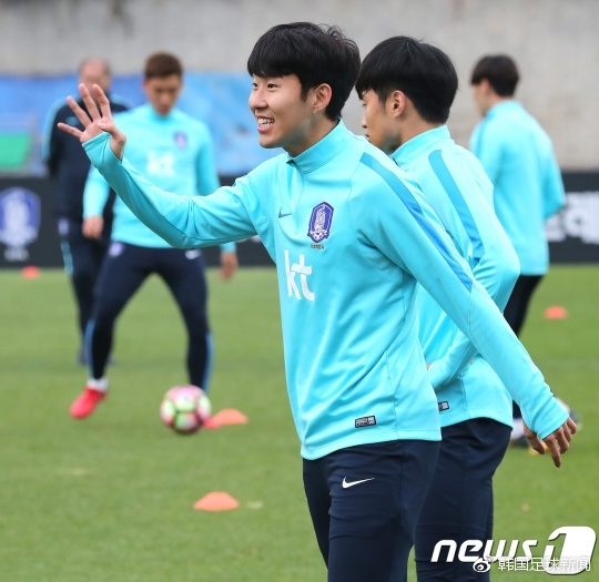 韩国队险胜泰国队，黄鸭组合带队取胜