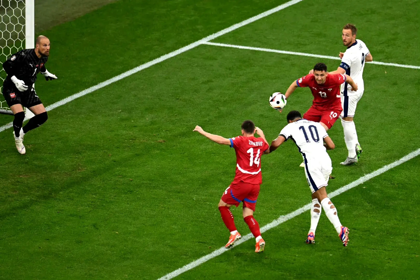 德国队轻取英格兰队，波尔点燃赛场