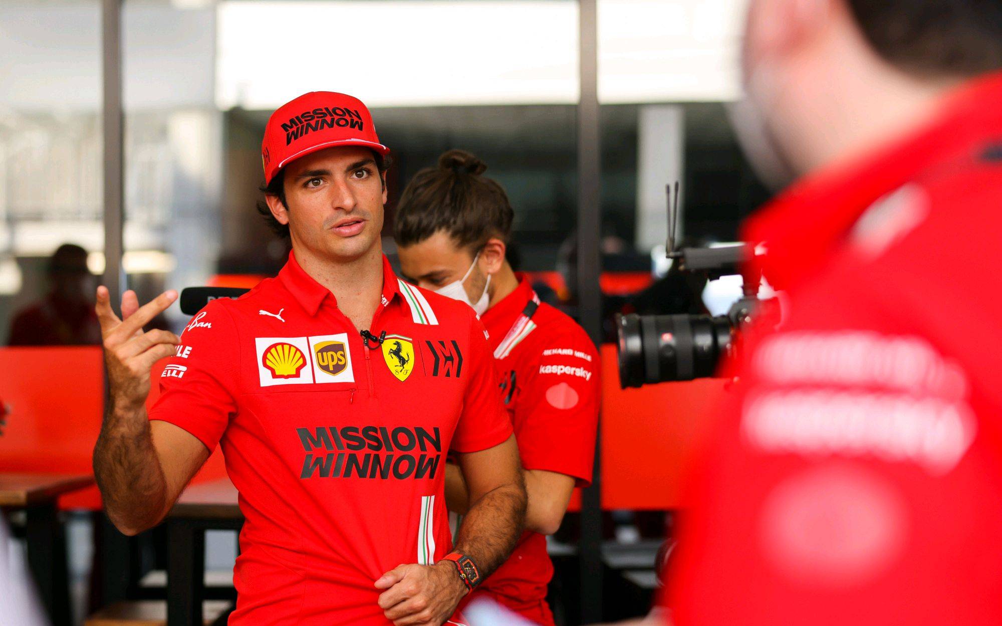 法拉利完胜阿斯顿马丁，塞恩斯带队取胜