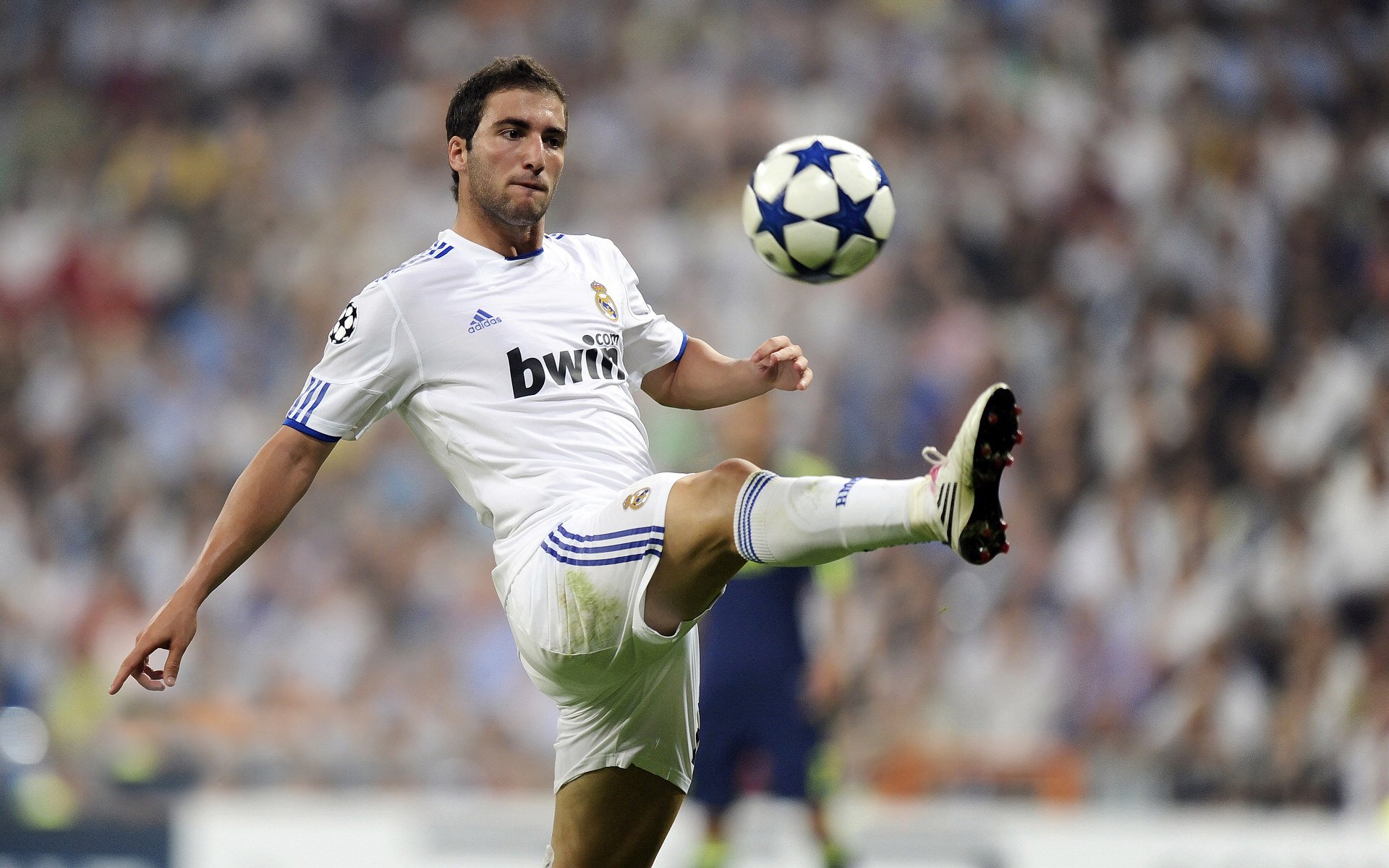 欧冠淘汰赛焦点战，拉齐奥强压拜仁，战术纪律铸就经典逆袭